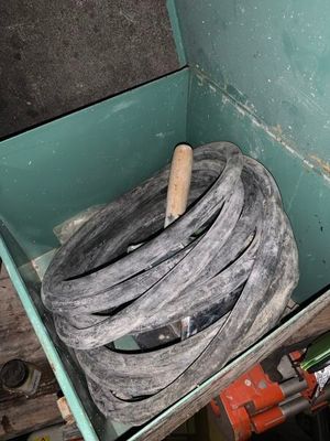 une boîte contenant un tuyau, posée par terre
