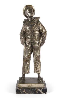 statue en bronze représentant un garçon coiffé d'un chapeau et vêtu d'une veste, posée sur un socle en marbre