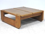 une petite table en bois avec un plateau en bois posé sur un support blanc