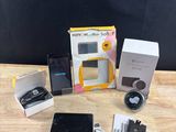 une boîte contenant des appareils électroniques posée sur une table à côté d'un téléphone portable