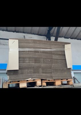 un gros tas de bois posé sur une palette dans un entrepôt