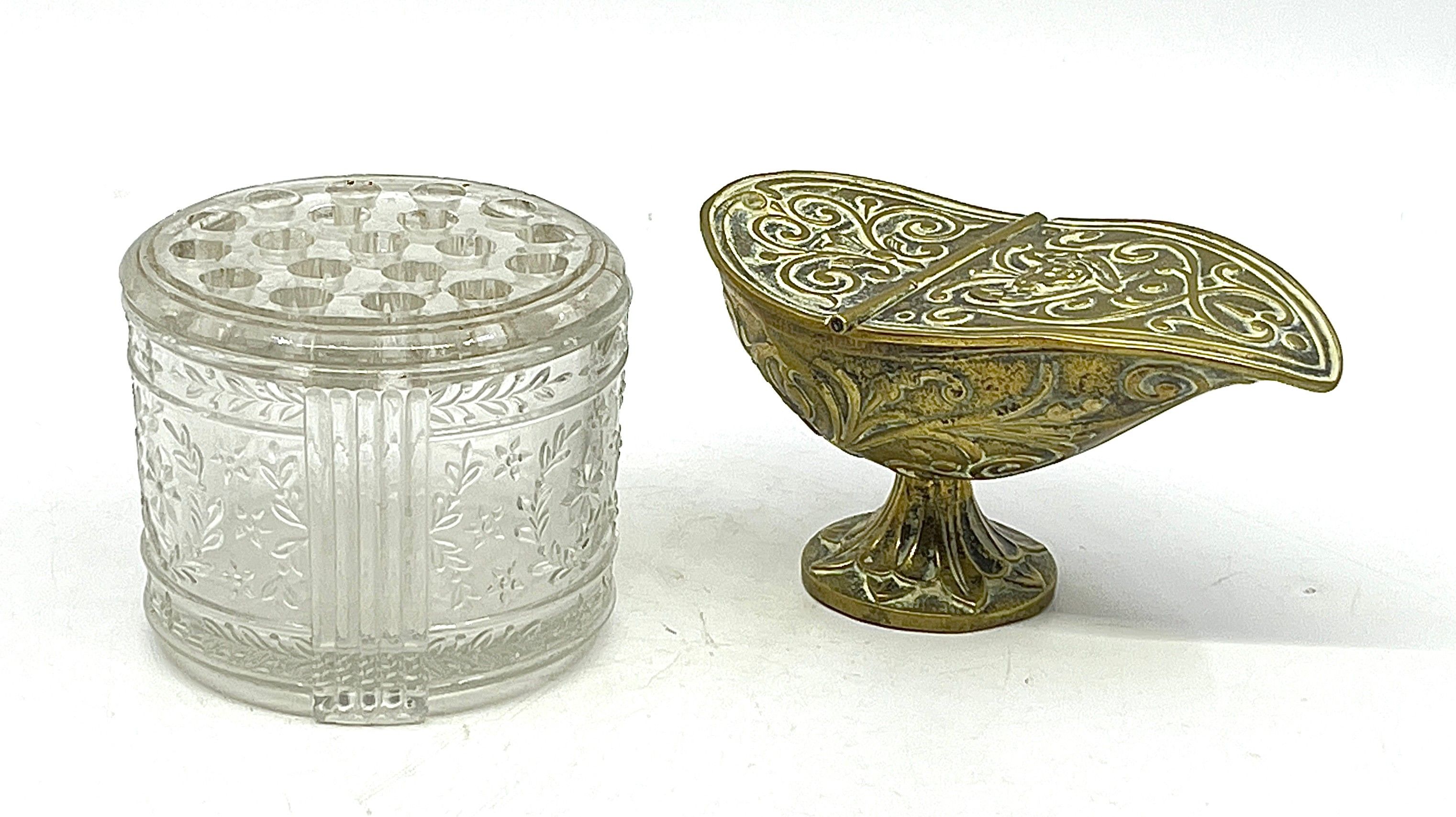 Vase pique-fleurs en verre pressé.