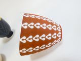 un vase marron et blanc à côté d'un vase noir et blanc