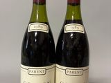 deux bouteilles de vin rouge posées sur une table