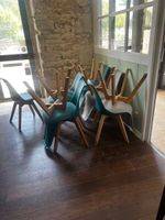 TREIZE CHAISES de style scandinave, le piètement en hêtre et… (photo 2)