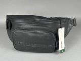 le sac banane en cuir noir est muni d'une étiquette