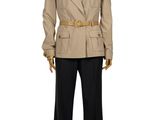 un mannequin vêtu d'une veste beige et d'un pantalon noir