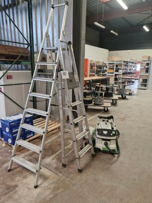 une échelle posée au milieu d'une pièce
