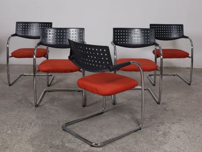 VITRA, éditeur. Suite de cinq fauteuils modèle "Visavis", st…