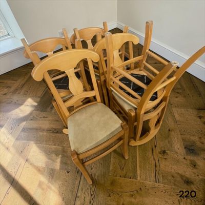 many chairs that are arranged in a circle on the floor