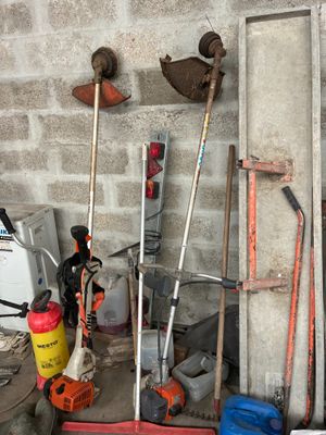 un tas d'outils posés par terre dans un garage
