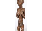 une statue en bois représentant une femme tenant un chat dans ses mains