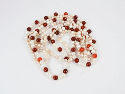 2 colliers : - sautoir en perles d'eau douce alternées de pe…