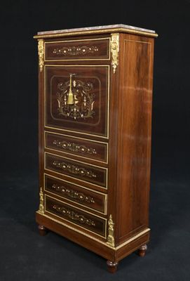 une commode ancienne en bois, avec des garnitures dorées sur les portes