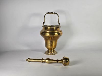 Aspersoir et goupillon en bronze doré.