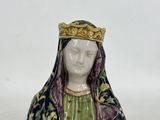 une image représentant une figurine de femme coiffée d'une couronne