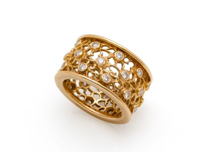 gros plan d'une bague en or avec des diamants sur fond blanc
