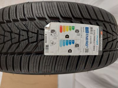 une image montrant un gros plan d'un pneu posé sur une surface blanche