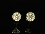 une paire de boucles d'oreilles en diamant sur fond noir