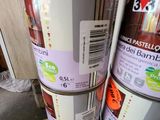 trois pots de peinture posés les uns à côté des autres sur une étagère