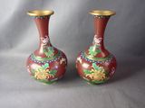 deux vases peints avec des fleurs