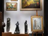 Plusieurs œuvres d'art sont exposées dans une salle