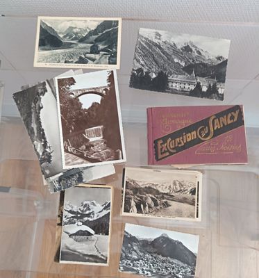 de nombreuses photos anciennes exposées dans une vitrine