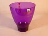 un vase en verre violet orné d'une étiquette rouge