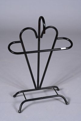 un porte-parapluies noir orné d'un parapluie en forme de cœur