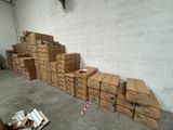 de nombreuses boîtes empilées par terre