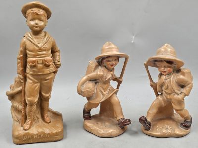 201 / G1 / Trois sculptures d'enfant dont une paire en…