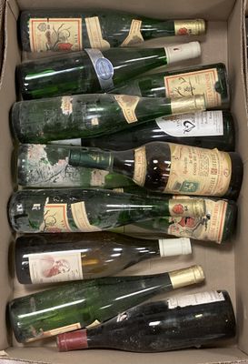 plusieurs bouteilles de vin dans une caisse sur la table