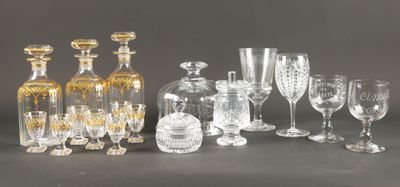 beaucoup de bouteilles en verre et de verres à vin sur la table