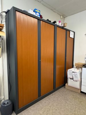 une grande armoire de rangement dans un coin de la pièce