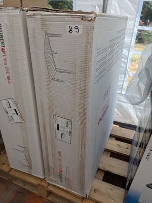 une grande boîte posée sur une palette devant une fenêtre