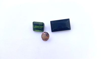 TOURMALINES. Lot de trois pierres sur papier: verte (6.