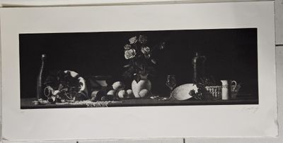 photographie en noir et blanc représentant une nature morte composée de fruits et de fleurs