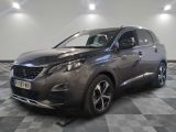 la voiture grise est garée dans le garage sur un sol en damier
