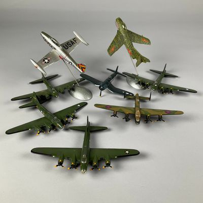 beaucoup de petits avions en jouet posés sur une table