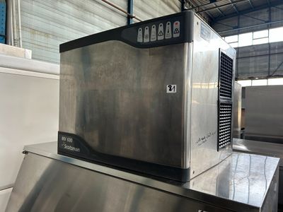 une machine qui se trouve à l'intérieur d'un bâtiment
