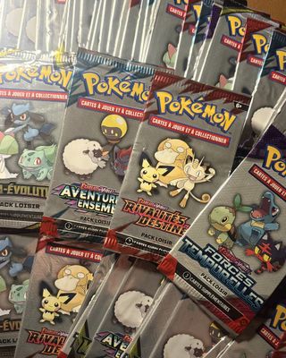 beaucoup de cartes à collectionner Pokémon sur la table