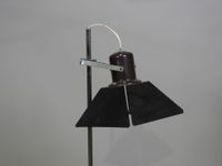 Lampadaire en métal, l'abat-jour en tôle, le fût en métal ch… (photo 2)