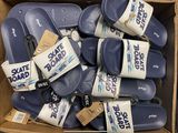 une boîte remplie de chaussons bleus et blancs munis d'étiquettes
