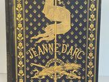 un livre noir et doré sur lequel figure l'image d'un oiseau