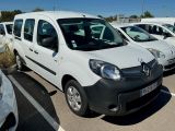 plusieurs camionnettes blanches garées les unes à côté des autres sur un parking