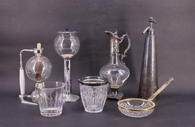 beaucoup d'objets en verre et en argent sur la table