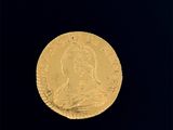une vieille pièce d'or sur laquelle figure le portrait d'un homme