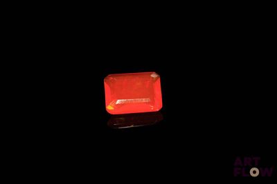 l'image d'un diamant rouge dans l'obscurité
