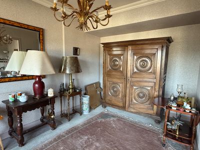 un salon avec un lustre et une table sur laquelle sont posées deux lampes