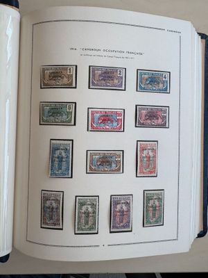 un livre avec un tas de timbres dessus